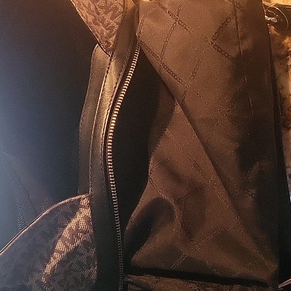 Michael Kors Raven Tote - Picture 5 of 8